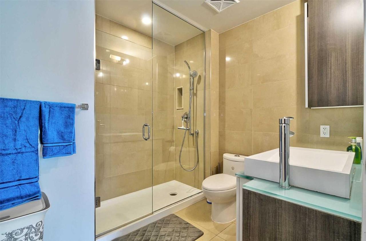 Front Street Suites Toronto Bagian luar foto